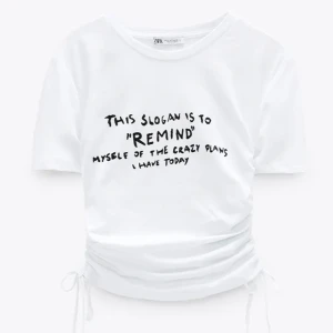 Zara t-shirt med tryck - Jättefin t-shirt från zara i fint skick då den endast används fåtal gånger. Tröjan kan justeras i sidan och har ett tryck på framsidan. Storlek M men skulle säga att den passar S.