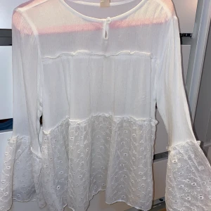 Blus  - En supersöt blus som tyvärr är för liten för mig. Den är rätt genomskinlig (2a bilden) och har lite nopper (3e bilden) men inget man tänker på. Barnstorlek 146/152 så skulle säga att den sitter som en xs/s. 40kr + 45kr frakt, hör av er vid frågor! 🦋