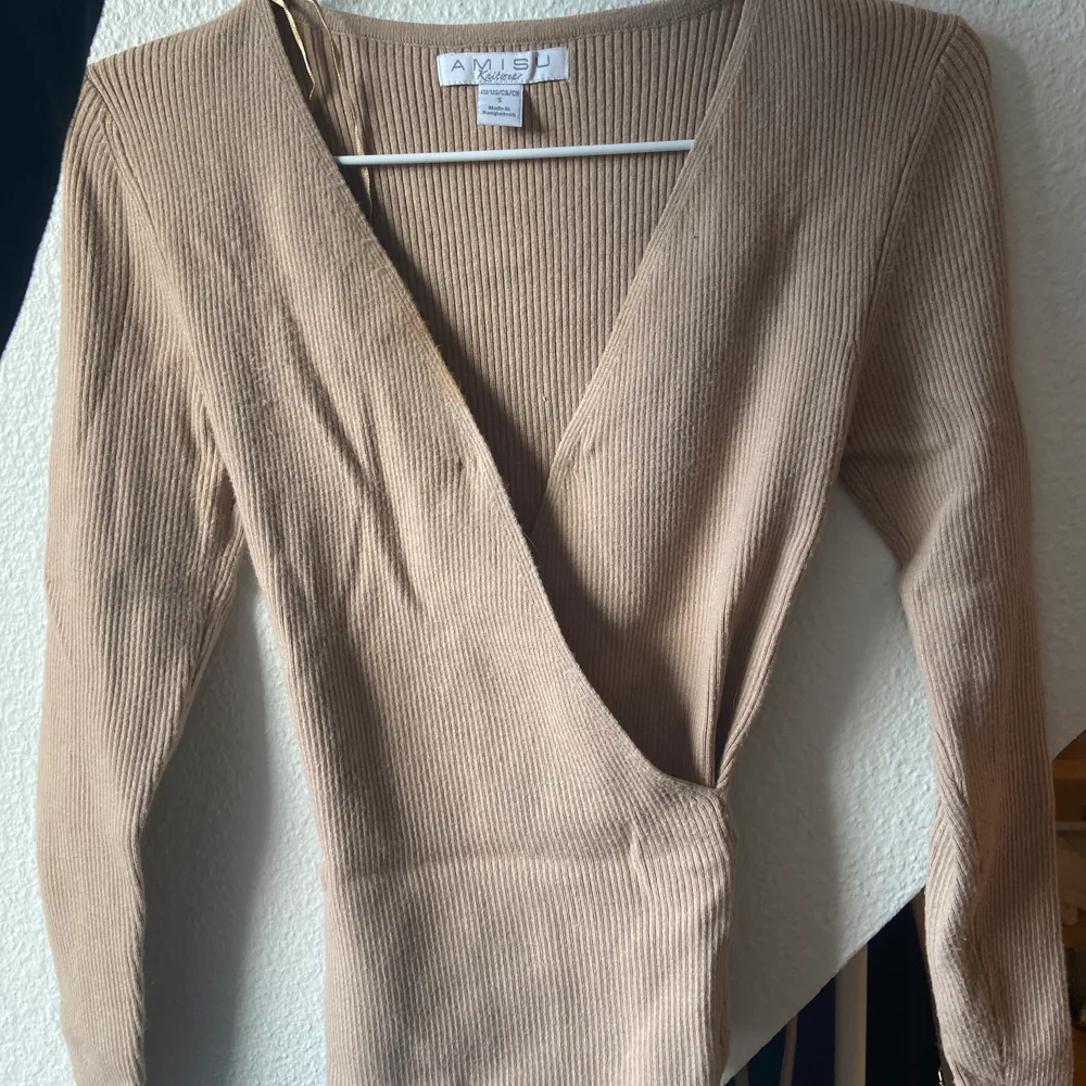 Jättefin beige/ljusbrun v-ringad tröja, frakten är 60 kr. Tröjor & Koftor.