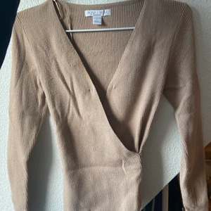 Beige/ljusbrun v-ringad tröja - Jättefin beige/ljusbrun v-ringad tröja, frakten är 60 kr