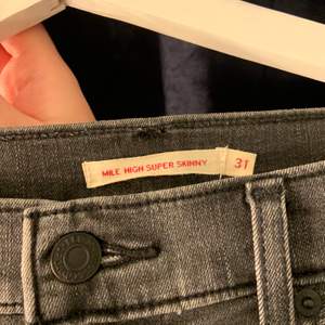 Ett par snygga jeans från Levis med paljetter på. Med skön stretch. Inte mycket andvända har aldrig på mig dom längre därför säljer jag dom!✨