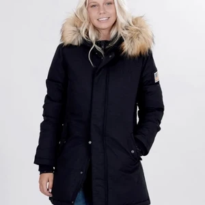 Svea jacka  - Superfin vinter/höstjacka från Svea som tyvärr inte kommer till användning längre då jag har andra. Endast använd ett fåtal gånger så den är i ett super skick, nästan som ny. Den köptes för 2499 kr. Kan mötas upp i Stockholm eller frakta 😊