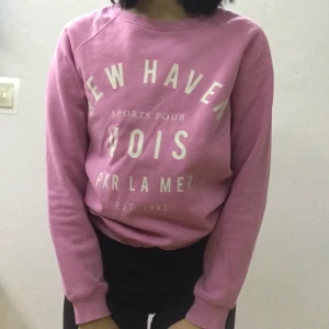 Rosa sweater  - En rosa helt oanvänd sweater, ser helt ny ut. Har fluff på insidan så otroligt mysig och lite oversized. Passar allt från storlek xs-m. Pris kan diskuteras och skriv gärna vid frågor eller önskemål om fler bilder. Kläderna tvättas och strykes precis innan utskick om så önskas. (Ifall det blir pengar över från frakten betalas det tillbaka)❤️