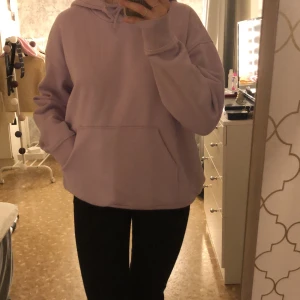 Lila hoodie  - Säljer min hoodie från weekday för att den är för stor för mig. Har aldrig andvända den bara testat den. Frakten ingår inte i priset.