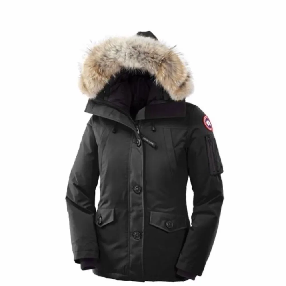 Canada goose jacka strl S modell montabello. Köpt för 1 år har användts varsamt. Har vart på schemtvätt och är så gott som ny. Skriv vid intresse av fler frågor eller bilder.. Jackor.