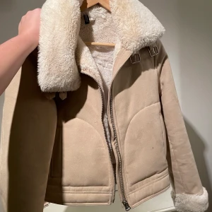 Super fin Jacka - Super fin jacka från H&M i strl 40. Passar 36-40 skulle jag vilja säga. ✨