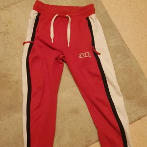 Röda/vita Nike Air mjukisbyxor  - Skick 7/10  300:- Nypris 600:- Storlek Small men dol passar även till dig med Medium, jag har vanligtvis medium och dom sitter bra på mig.