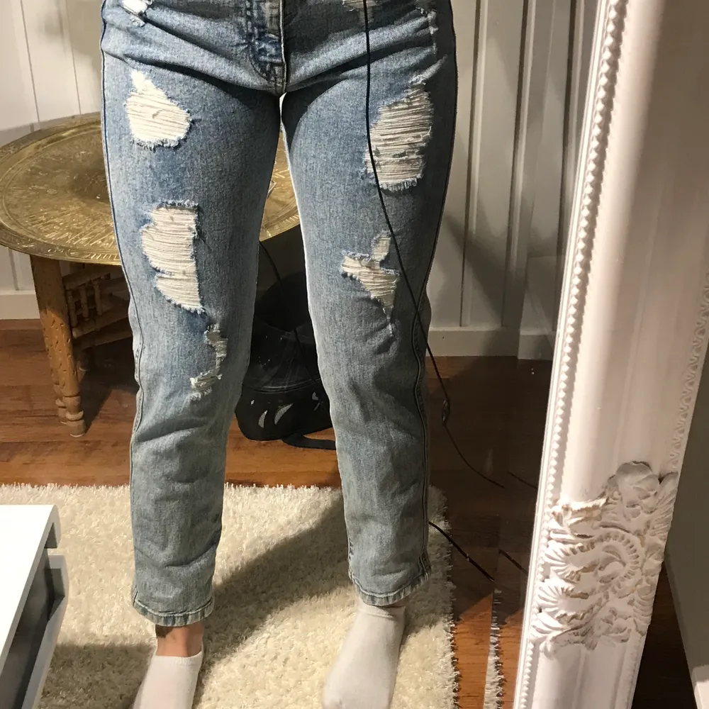 Mom jeans köpta från pull and bear. Bra skick men säljer för att dom är för små för mig. Jag är 164 cm lång och på mig är dom lite korta. Sitter super bra och lätta att röra sig i. Skriv vid intresse 💕. Jeans & Byxor.