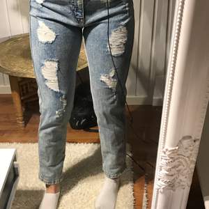 Mom jeans köpta från pull and bear. Bra skick men säljer för att dom är för små för mig. Jag är 164 cm lång och på mig är dom lite korta. Sitter super bra och lätta att röra sig i. Skriv vid intresse 💕