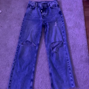 Jeans - Säljer mina jeans ifrån bik bok då jag växt ifrån dem. Troligt fina och knappt använda. Lite korta för min smak. Ifall fler bilder önskas skickar jag gärna!