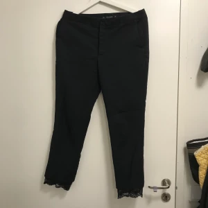 Zara kostymbyxor med spetskant  - Storlek M.