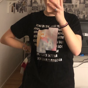 Svart t-shirt med tryck.  - En svart t-shirt med tryck från Q/S i storlek XS. Använd mindre än 5 gånger. inga synliga skador. Ganska lång passform. 