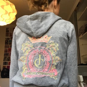 Juciy couture  - Tröja från juciy couture som har blivit ganska tight. Storlek s. Några av de glittriga ”pärlor” är borta. Budet börjar på 100kr.