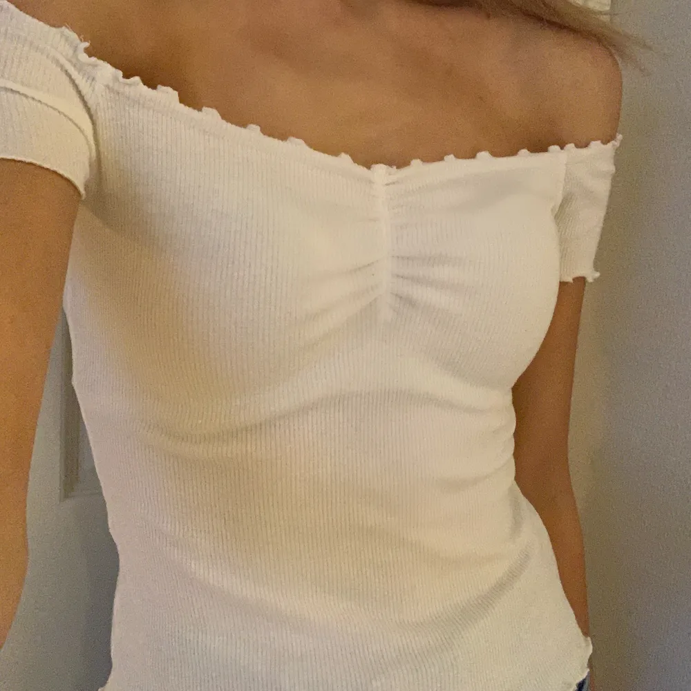 Supersöt vit offshoulder croptop från hollister ❤️❤️. Toppar.