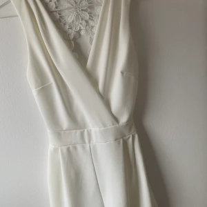 Studentklänning!! - Vit klänning med spets i ryggen. Köptes för 549 och säljer pga att jag inte använder den. Pris kan diskuteras. Frakt tillkommer. 