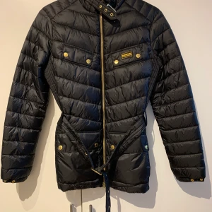 OANVÄND BARBOURJACKA - Säljer min helt oanvända Barbour jacka i storlek 38. Nypris 2500kr, mitt pris 1500kr.