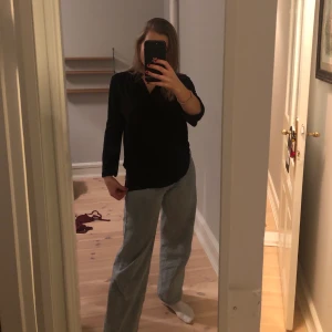 Filippa K skjorta  - Lite oversized svart skjorta från Filippa K som är i en gnutta genomskinligt material 🥰🥰😝😝