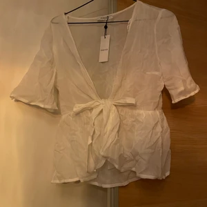 PIECES blus - Sommarfin blus, storlek M. Oanvänd.