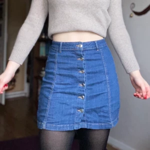 Jeanskjol - Jeanskjol med knappar i stretchiga material, passar till det mesta!