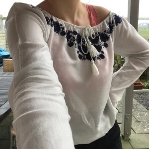 Söt blus  - Världens sötaste blus från Hollister! Blivit lite blå i nyansen pga tvätt men inget som märks - bara lite extra fint! Köpt för 300kr. Nästan aldrig använd! 100kr + frakt 🤝🌟❤️ storlek XS