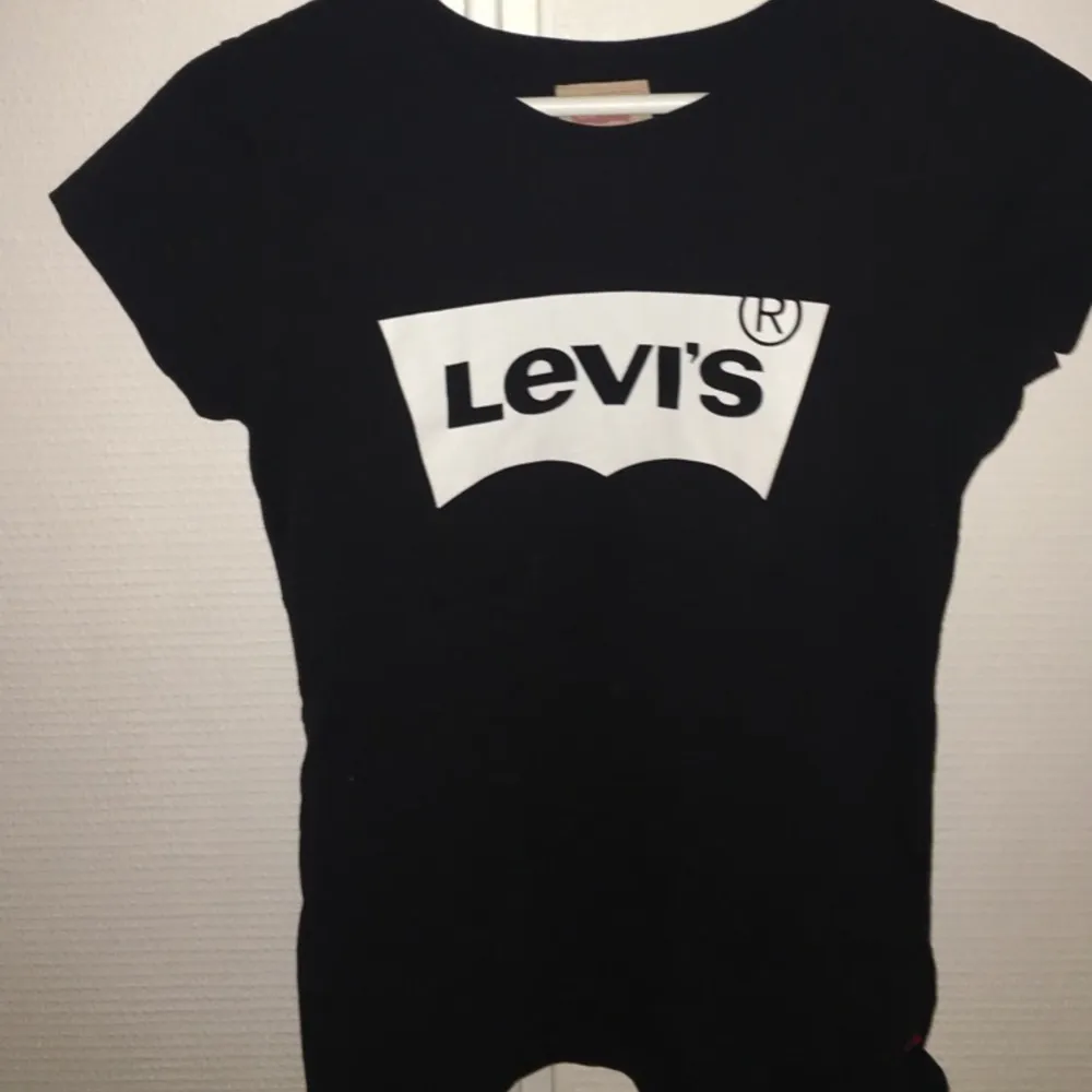 Svart Levi’s t-shirt som är i storleken 16A. Passar som xs/s. Fåtal gånger använt och är i bra skick. Säljs för den inte kommer till användning . T-shirts.