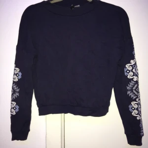 ORIENTAL PRINT SWEATIE - Crop top med unikt mönster på armarna! Som ny💯