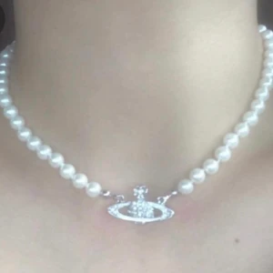 Trendigt pärlhalsband - Snyggt trendigt pärlhalsband, säljer då de inte riktigt va min stil. Köpte för 100kr så startar budet på 70kr. 