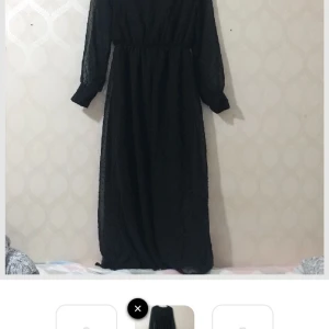 Klänning - Klänning genomskinlig armar och under delen den har som ett skärp av läder helt ny aldrig använd 