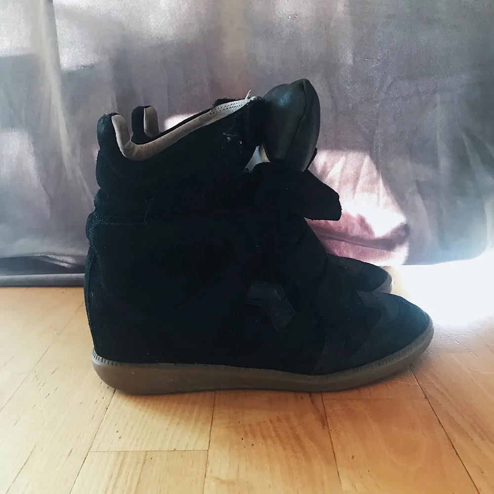 Säljer mina Isabel Marant skor i modellen ”Bekett”. Köpta på mytheresa.com för 4900kr. Använda men i bra skick. Säljes då jag inte använder längre. Originalförpackning med dustbags medföljer!  Priset kan diskuteras🥰. Skor.
