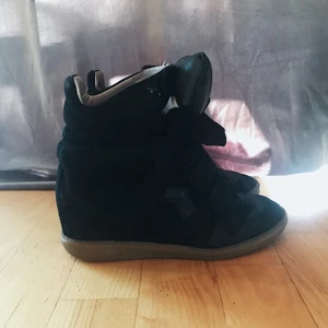 Isabel Marant skor  - Säljer mina Isabel Marant skor i modellen ”Bekett”. Köpta på mytheresa.com för 4900kr. Använda men i bra skick. Säljes då jag inte använder längre. Originalförpackning med dustbags medföljer!  Priset kan diskuteras🥰