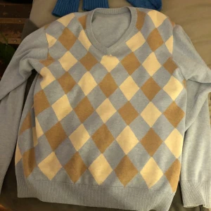 Rutig tröja - Blå-beige rutiga tröja. Använd fåtal gånger❤️