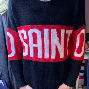 OSAINTO TJOCKTRÖJA - Säljer en osainto tjocktröja, väldigt snygg design och ganska oversized, extremt bekvämt att ha på dig, perfekt för dig som söker en skön stickad tjocktröja, finns på gröna linjen, tar emot Swish & kontanter :)