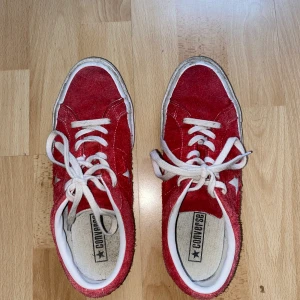 Converse one star ox - Röda converse i modellen one star ox. Hyfsat bra skick, dock ett litet hål (tredje bilden) men det syns inte jättetydligt