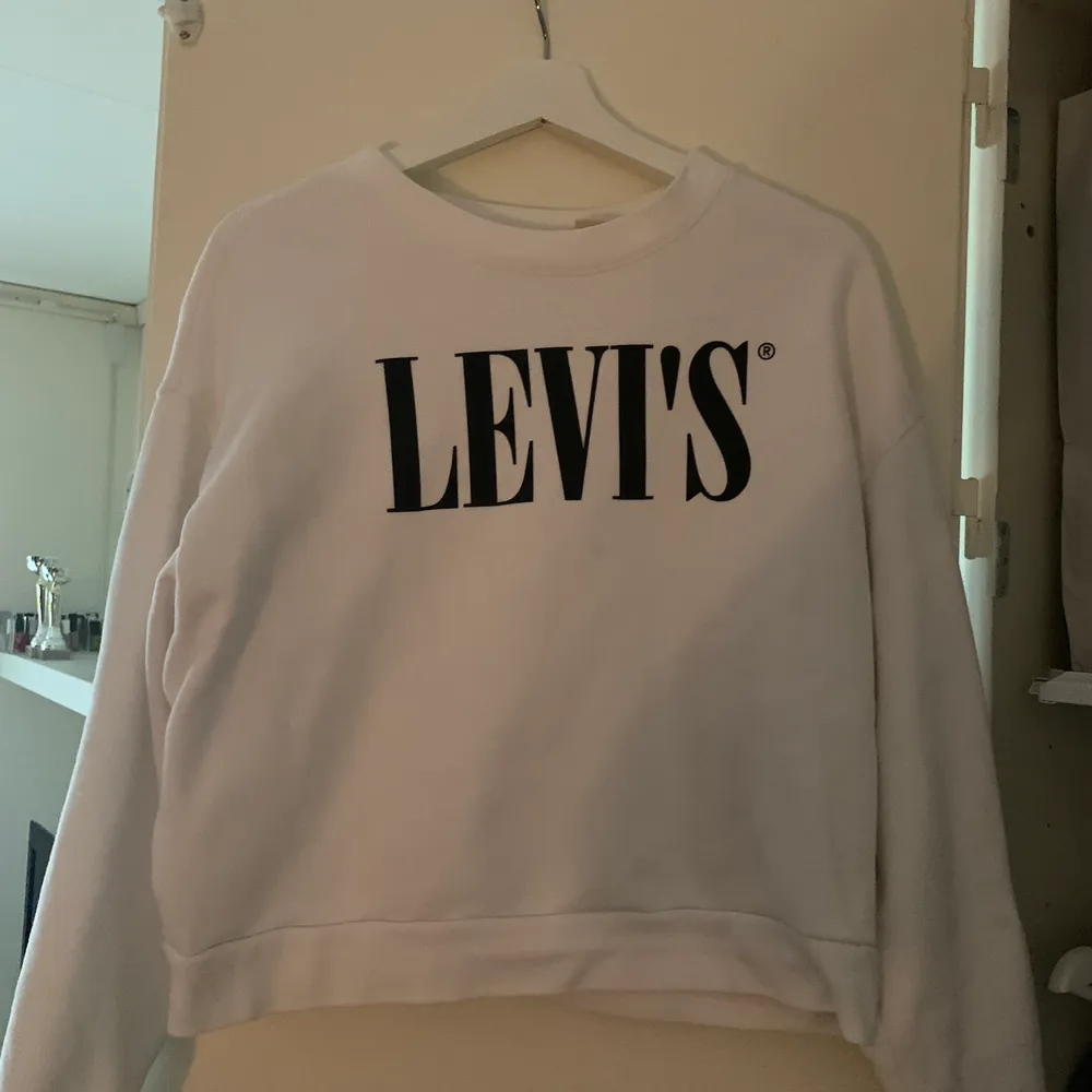 Fin sweatshirt från Levi’s, storlek S men passar även M för en tightare passform. Köptes för 700 och är aldrig använd🤍 bild 1 & 3 är lånade✨. Toppar.