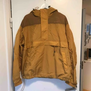  - Regnjacka / anorak från Urban outfitters i storlek M. Text / detalj på luva, har mycket rymliga fickor. Nypris 1200 kr, använd 1 gång 🌞