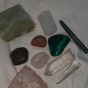 Crystals - Hejsan. Säljet dessa crystaller runt 30-70 kr (beror på gur mke den e värd) kan sälja alla för 340 kronor.