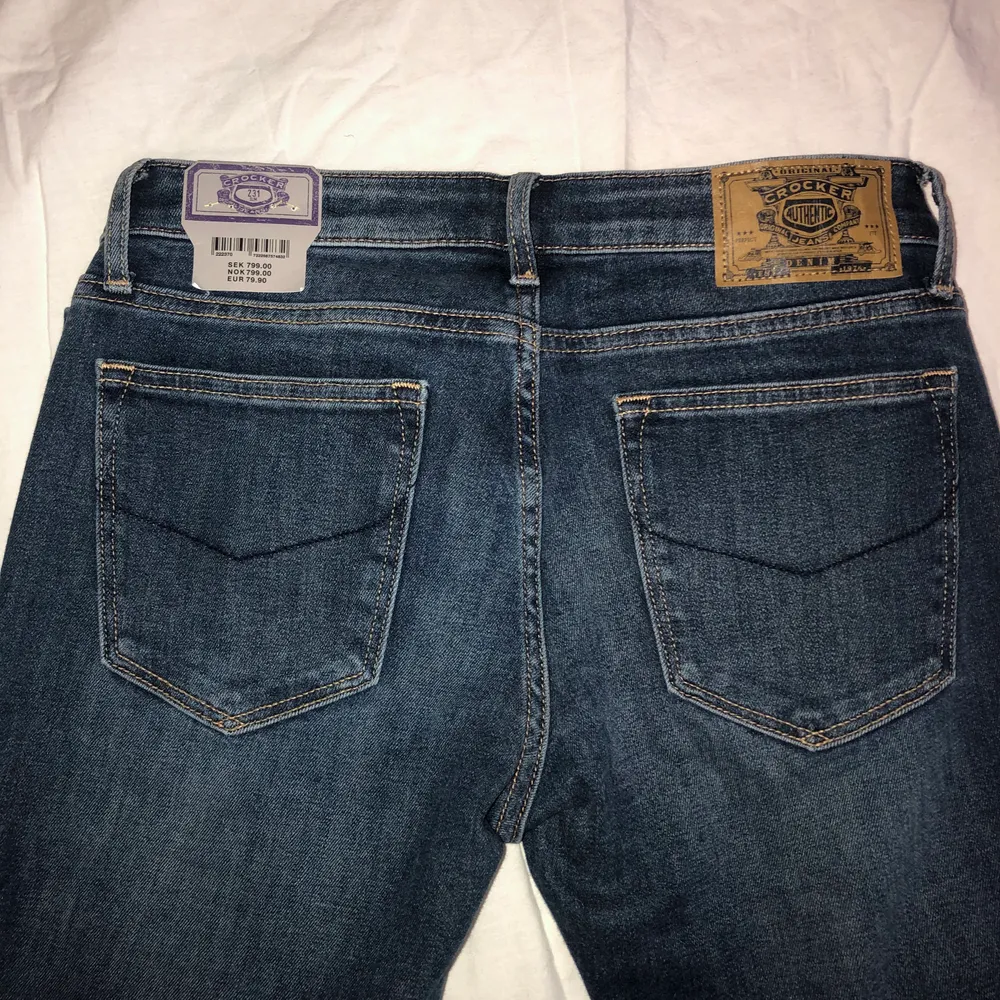 Supertrendiga lågmidjade, utsvängda jeans från Crocker. Aldrig använda, nypris 799, strl W30/L33. Buda i kommentarerna! Köparen står för frakten :). Jeans & Byxor.