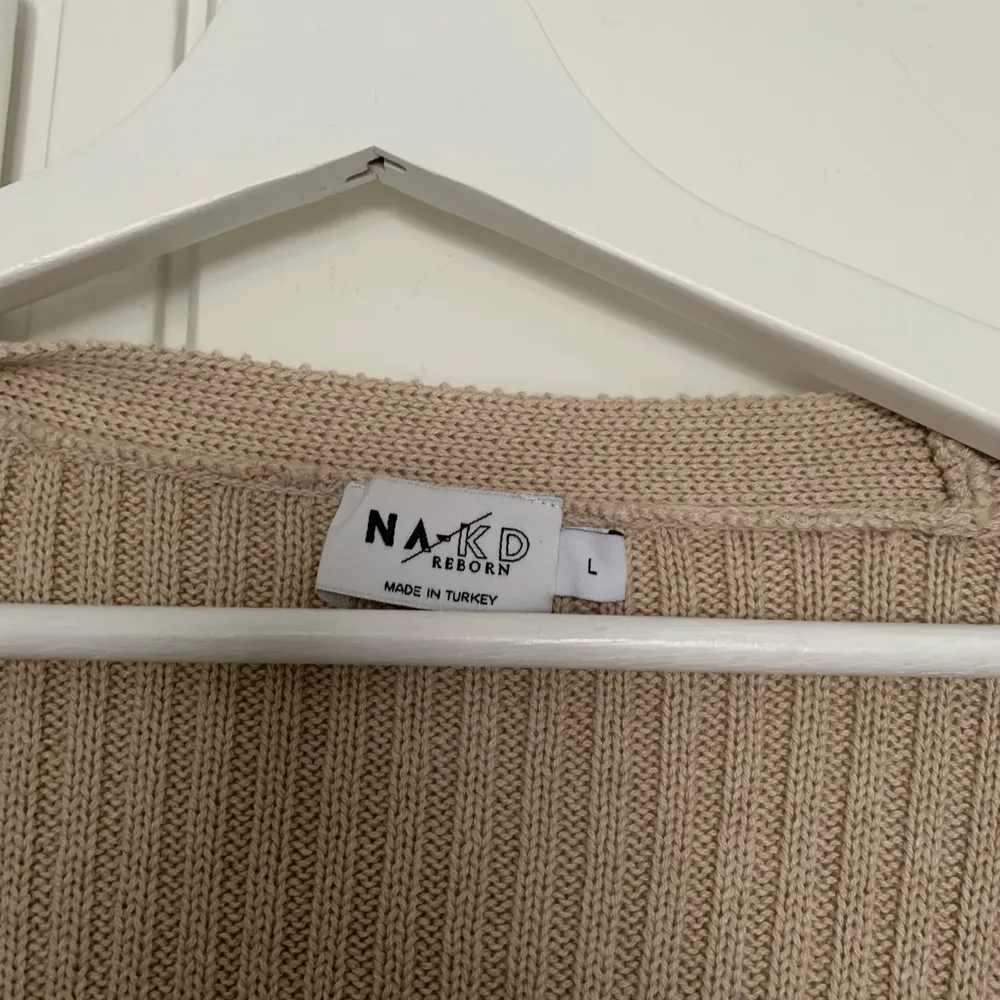 Stickad omlott tröja från NAKD, storlek L. Sparsamt använd. (Köparen står för frakt).. Stickat.