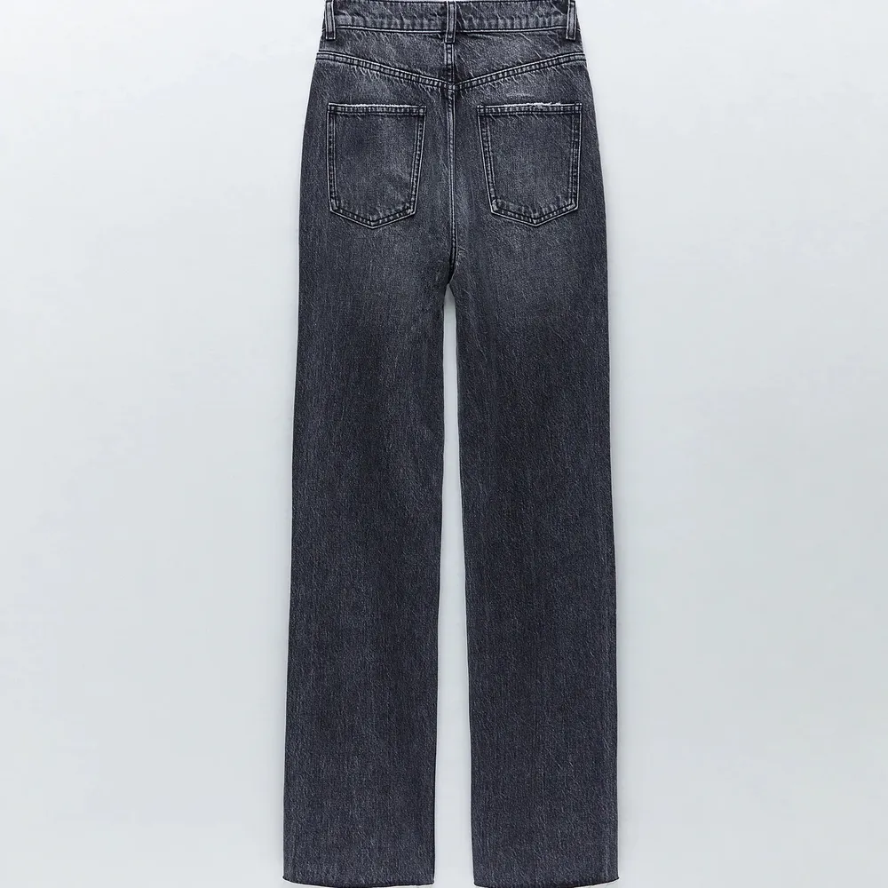 Slutsålda (just nu) populära zara jeans köpta i vintras! orginal pris: 400kr. Använt Max 3 gånger eft som var för stora på mig i midjan! Köpare står för frakt(66kr)! Väldigt långa men är modellen raw-cut som är gjorda för att klippas om dom är för långa!💕. Jeans & Byxor.