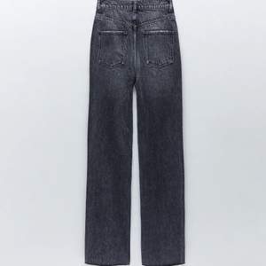 Slutsålda (just nu) populära zara jeans köpta i vintras! orginal pris: 400kr. Använt Max 3 gånger eft som var för stora på mig i midjan! Köpare står för frakt(66kr)! Väldigt långa men är modellen raw-cut som är gjorda för att klippas om dom är för långa!💕