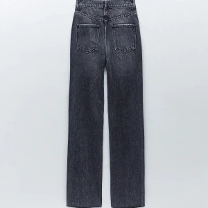 Zara ZW premium 90s - Slutsålda (just nu) populära zara jeans köpta i vintras! orginal pris: 400kr. Använt Max 3 gånger eft som var för stora på mig i midjan! Köpare står för frakt(66kr)! Väldigt långa men är modellen raw-cut som är gjorda för att klippas om dom är för långa!💕