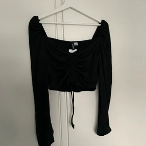 Topp svart, oanvänd - Oanvänd svart topp från H&M, prislappen sitter kvar. Storlek M. (köparen står för frakten)
