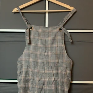 Hängselbyxor  - Gråa hängselbyxor. Justerbara band. Strl: 36 pris: 50kr+frakt