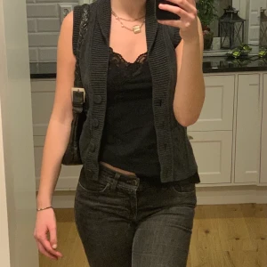 Väst från mango - Från mango strl L men sitter som S. sjukt snygg!!! 