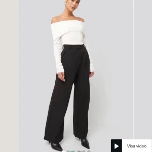 Wide pants svart - Ett par jätte fina byxor från Nakd som tyvärr inte passar mig, lappen är kvar och dom är aldrig använda. Jag tycker dom är en perfekt längd på mig som är 170, nypris 499kr säljs för 200kr