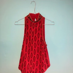 Fantastisk festtopp glitter party halterneck Urban outfitters - Säljer min fina party-topp från Urban outfitters limiter edition. Den kommer helt enkelt inte till användning. Storlek xs! Nypris låg på 600 kr.