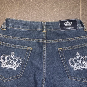 Victoria Beckham jeans - Assnygg Victoria Beckham jeans i jättebra skick. Storleken är w 31 men dom är väldigt små i storleken, midjemåttet är ca 72 cm och dom är ganska lågmidjade. Jeansen passar nog bättre på lite kortare personer då dom är korta i benen. 