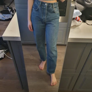 Jeans från gina tricot - Supersnygga jeans från gina tricot. Raka i benen och en får schysst rumpa. Tyvärr så har dem blivit för stora för mig så kan inte använda dem längre :( Jag är 171, tycker längden är perfekt! Köpta för 599:- säljer för 250:-