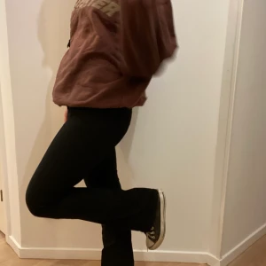 Bootcut jeans! - Svarta bootcut jeans❤️ kan mötas på söder annars står köparen för frakt på 45kr!