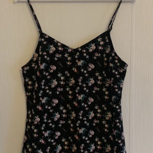 Svart klänning - En svart klänning med blommiga detaljer!